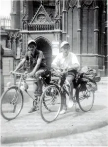 Rudi Engel und Rudi Kammer vor der Kathedrale in Metz, 1949
