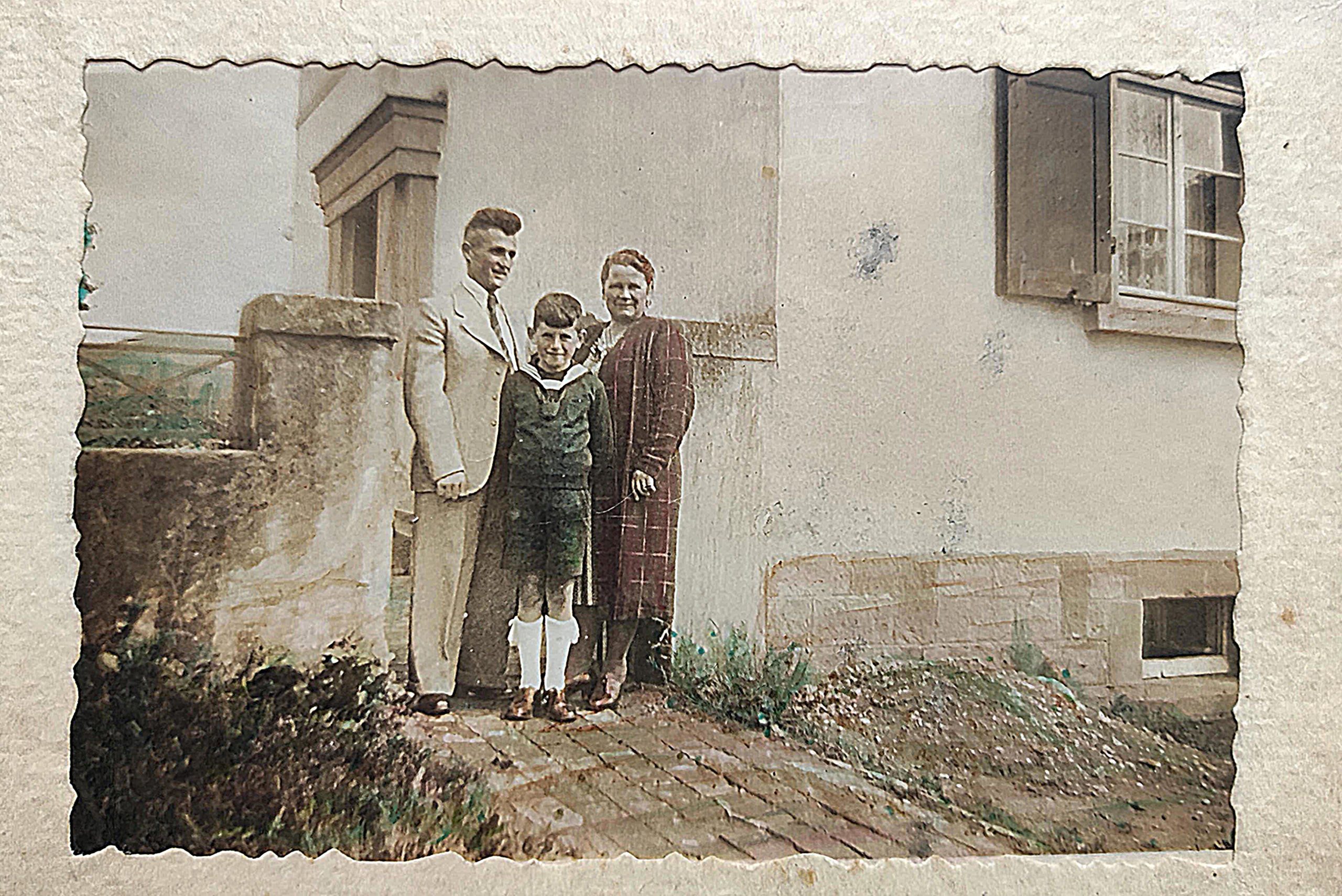 Familie Engel vor ihrem neuen Zuhause, dem Zollhaus; Privatbesitz