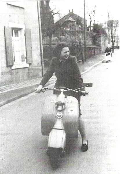 Schwester Lilli auf Willis Vespa ääam Enneschden Ecken