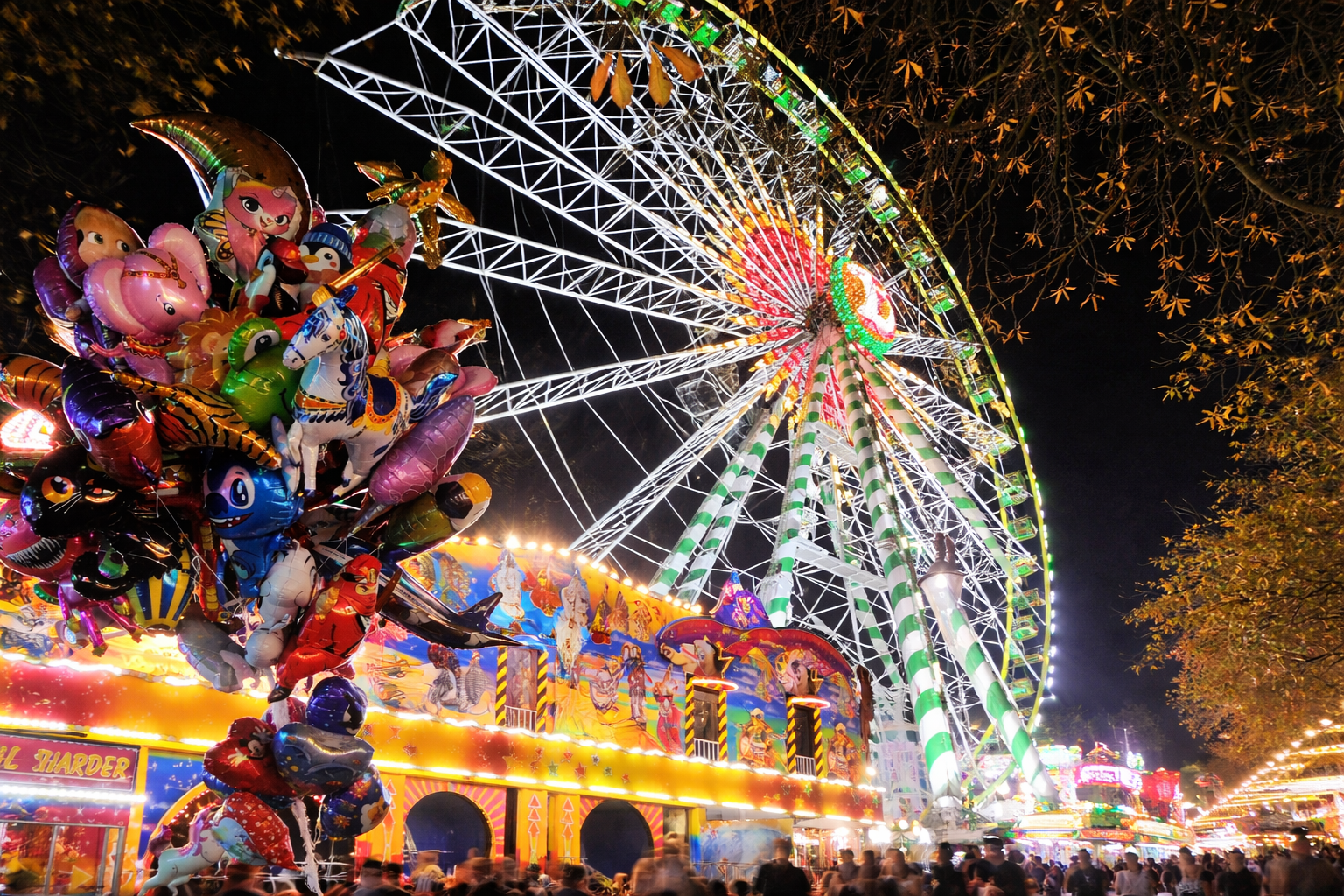 Impression bunte Kirmesstände bei Nacht, privat