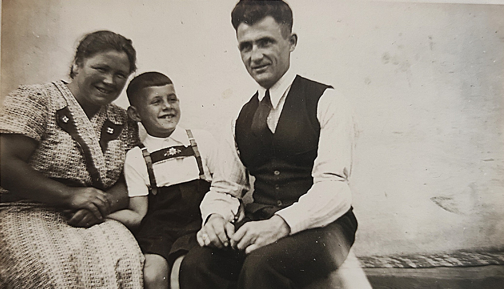 Archivfoto: Lisa, Rudi, Will Engel vor ihrem Haus, ca. 1936